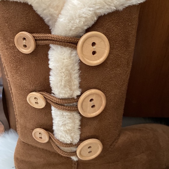 Cute tan UG style boots in size M (7/8) - Picture 2 of 6